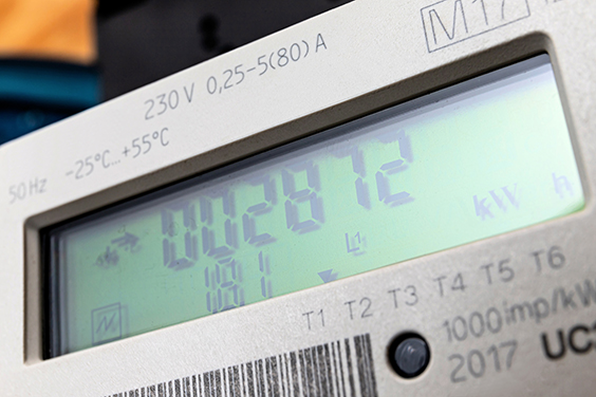 Display eines Stromzählers zeigt die Verbrauchdaten eines Haushallts an.