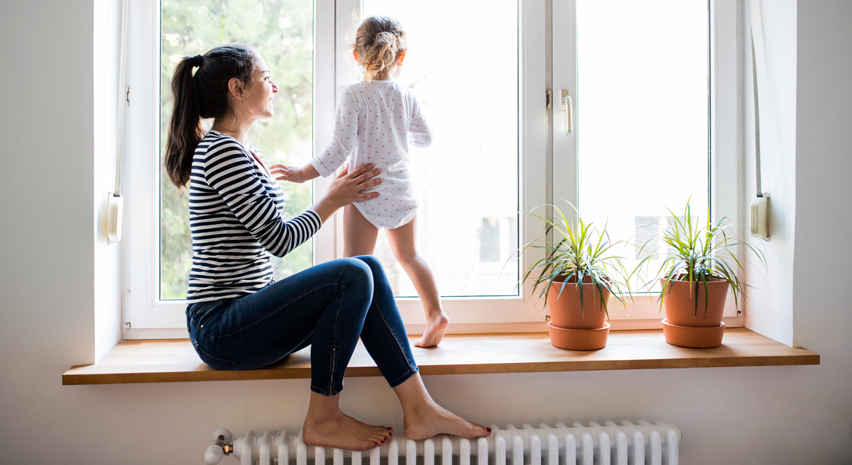 Mutter mit Kind am Fenster