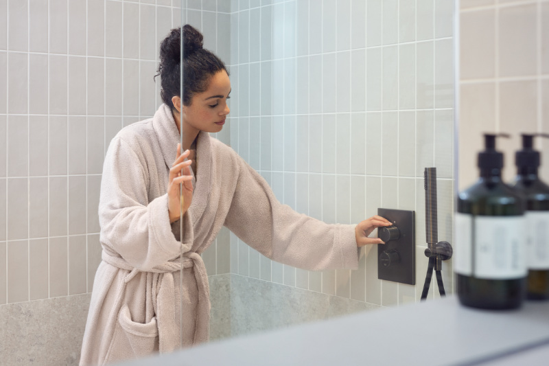 Junge Frau im Badezimmer