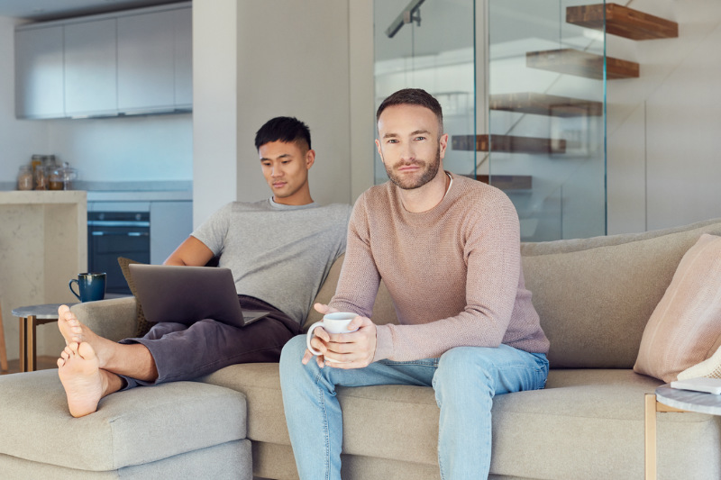 Männer sitzen auf Sofa