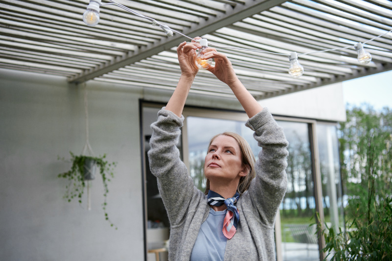 Frau mit einer Lichterkette