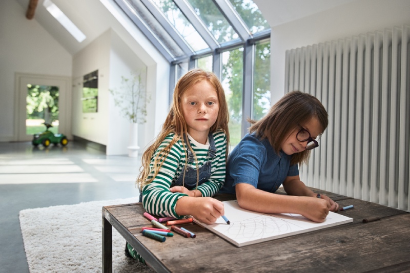 Zwei kleine Mädchen zeichnen.