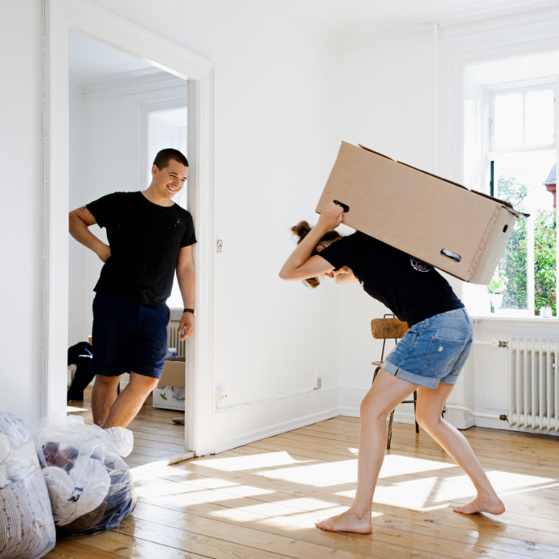 Junges Paar zieht um