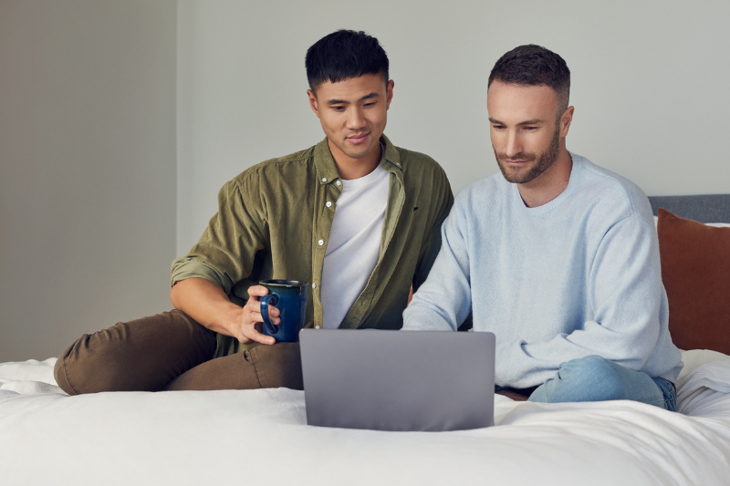 Zwei Männer am Laptop