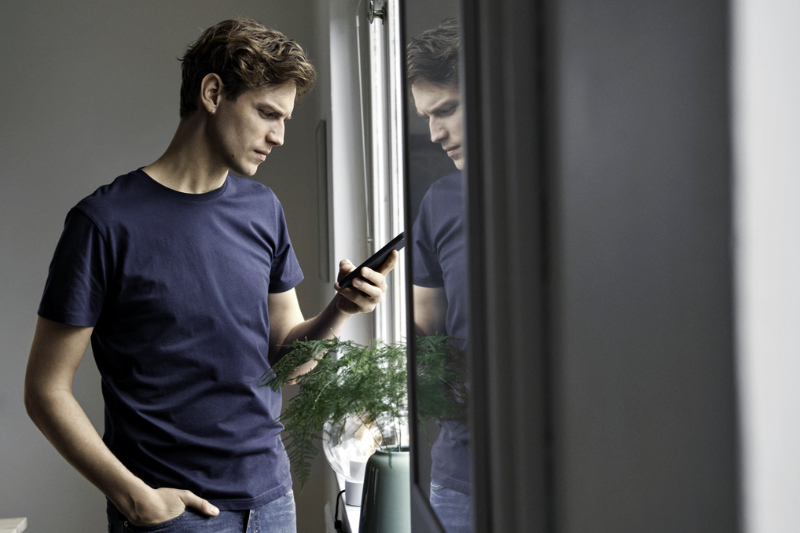 Mann mit einem Handy