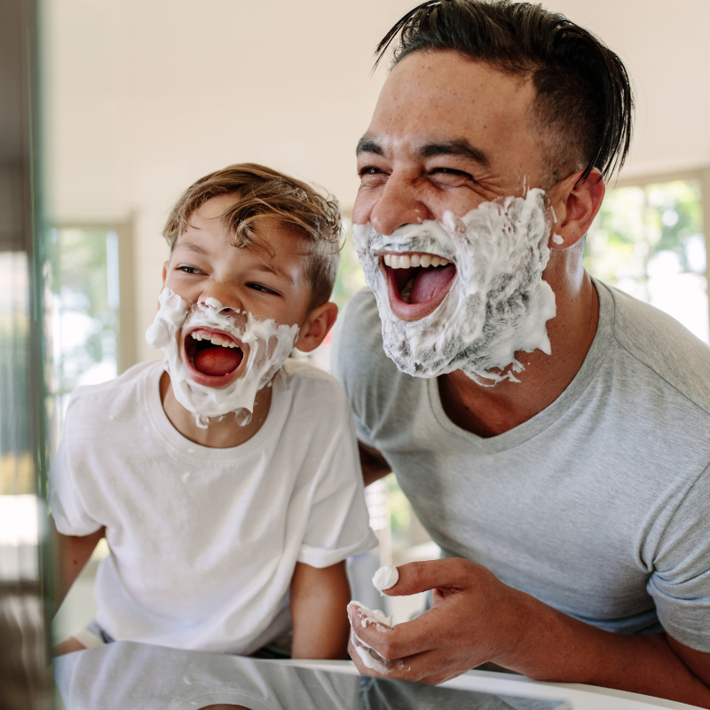 Vater und Sohn mit Schaumbart