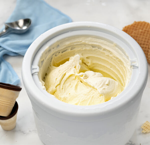 Gefrierbehälter einer Eismaschine voll mit Vanilleeis