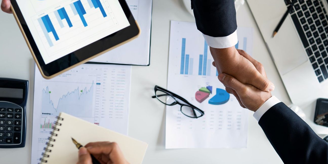 Dieses Bild zeigt zwei Hände die einschlagen und verdeutlicht da Thema Unternehmenskooperationen: So gut funktionieren B2B-Partnerschaften