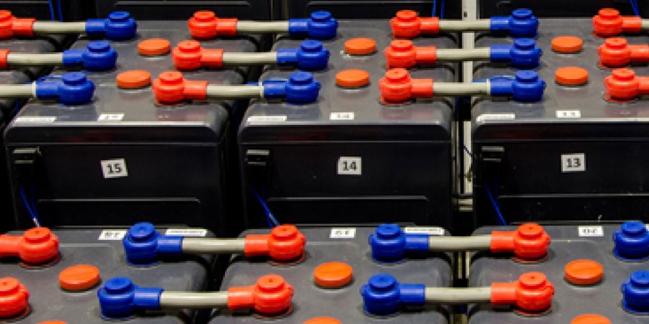 Dieses Bild zeigt Batterien und verdeutlicht das Thema Batteriespeicher: So nutzen Unternehmen die Chancen der Energiewende