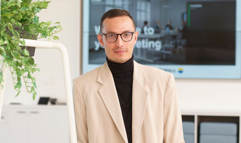 Christoph Hoxhold von Vattenfall in der Frontalansicht. Er trägt eine dunkle Brille, einen beigen Blazer und hat kurze dunkelblonde Haare.
