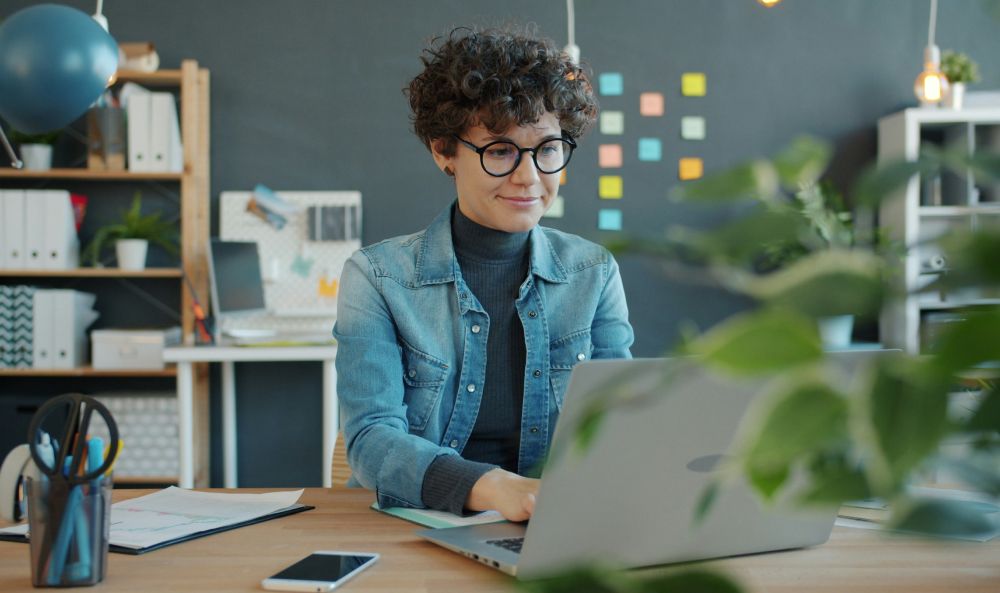 Dieses Bild zeigt eine Frau am Laptop und verdeutlicht das Thema CSR-Richtlinie: Bedeutung und Anforderungen an die Berichterstattung