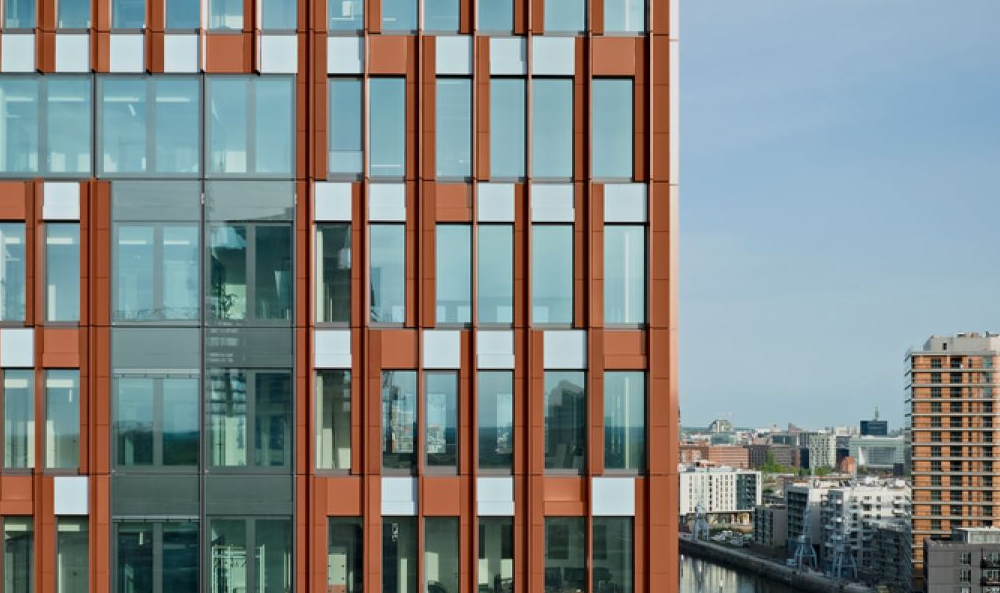 Energieförderungen: Ein modernes Gebäude vor einer Stadtkulisse