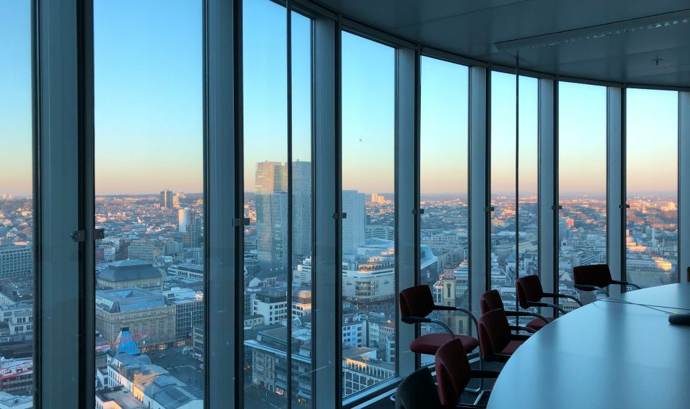 Foto von Blick aus Fensterfront auf Skyline bei Tag