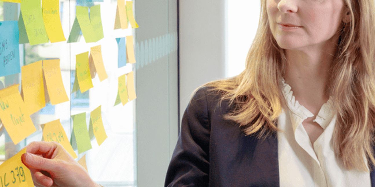 Dieses Bild zeigt eine Frau und verdeutlicht das Thema Vattenfall Geschäftskundenzufriedenheit (NPS) 2023