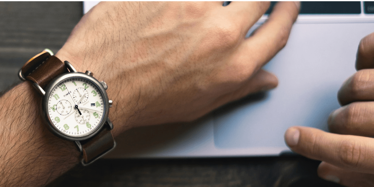 4-Tage-Woche, eine Armbanduhr an einem Arm symbolisiert das Thema