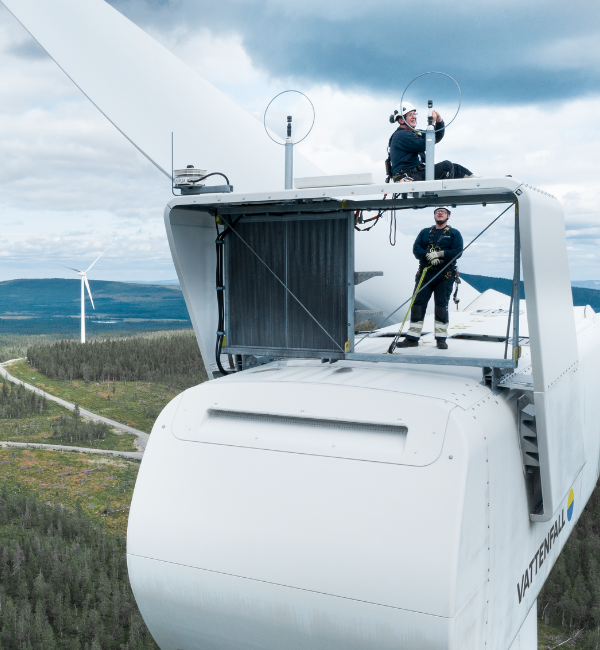 Mitarbeiter auf der Windkraftanlage
