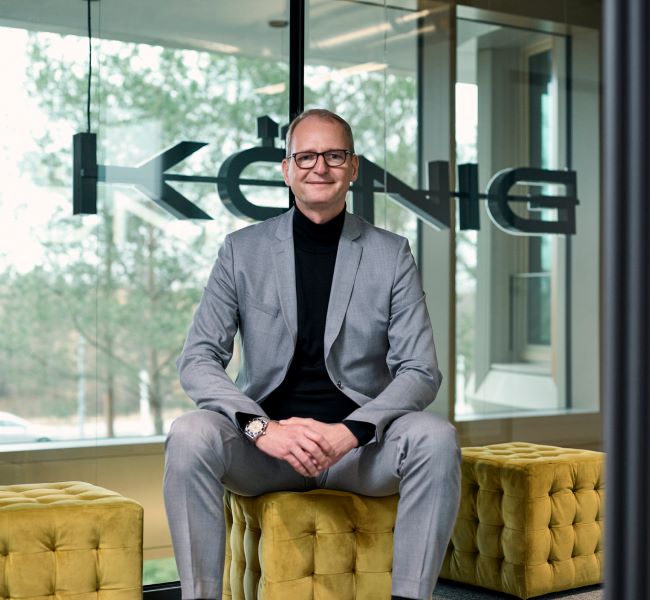 Bild zum Thema Best Practice Mittelstand - zu sehen ist derGeschäftsführer des Autohaus König - Ein Bild für den Artikel "Was bedeutet Nachhaltigkeit für Unternehmen"