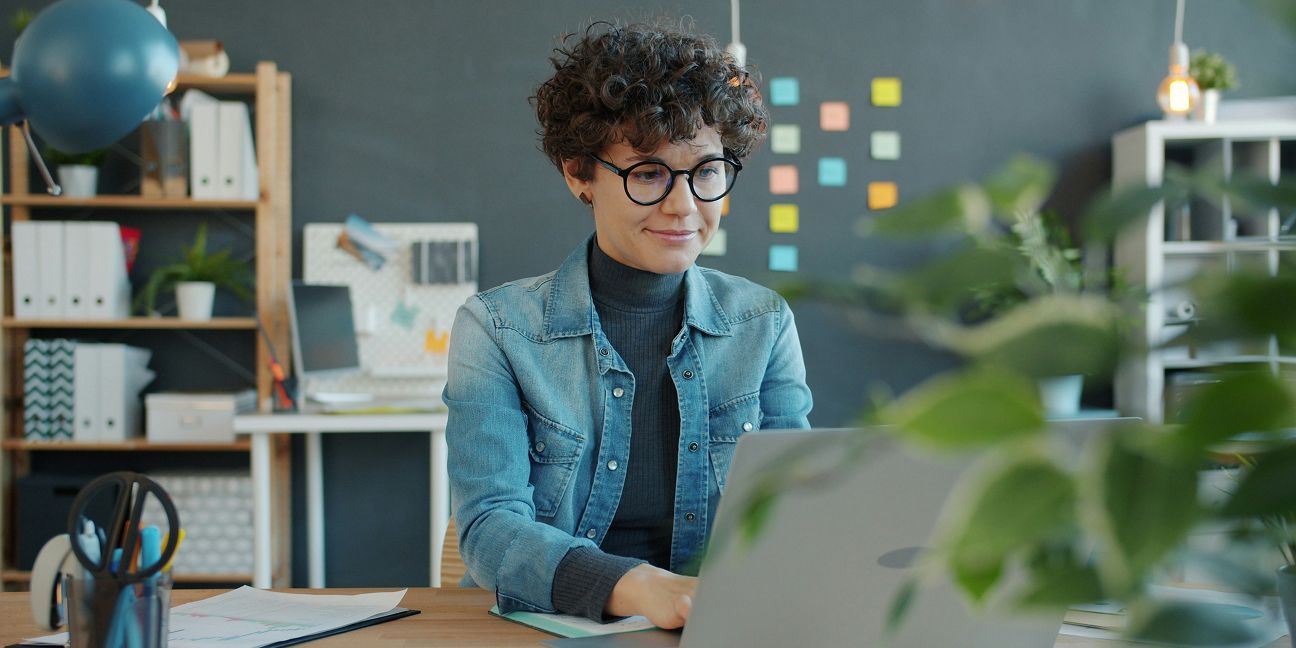 Dieses Bild zeigt eine Frau am Laptop und verdeutlicht das Thema CSR-Richtlinie: Bedeutung und Anforderungen an die Berichterstattung