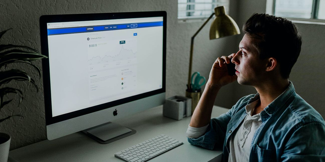 Digitalisierung und Datenschutz - Mann am Mac