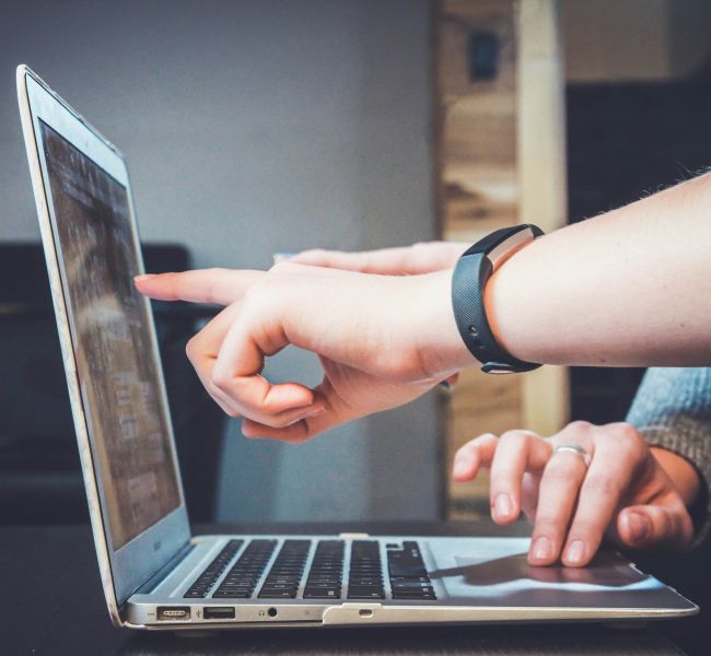 Dieses Bild zeigt einen Laptop und verdeutlicht das Thema KI Kompetenzen als Erfolgsfaktor für KMU aufgrund der neuen KI Verordnung