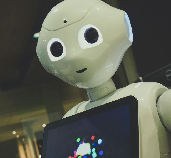 Dieses Bild zeigt einen Roboter und verdeutlicht das Thema KI Kompetenzen als Erfolgsfaktor für KMU aufgrund der neuen KI Verordnung