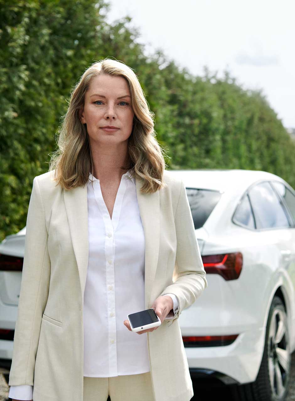 Frau hält Smartphone