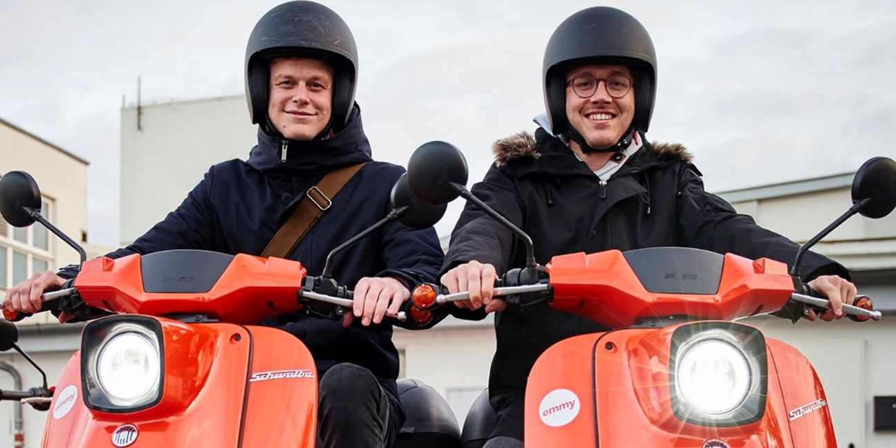 Dieses Bild zeigt zwei Männer auf Motorrollern von emmy und unterstreicht das Thema emmy-Gründer Valerian Seither im Interview