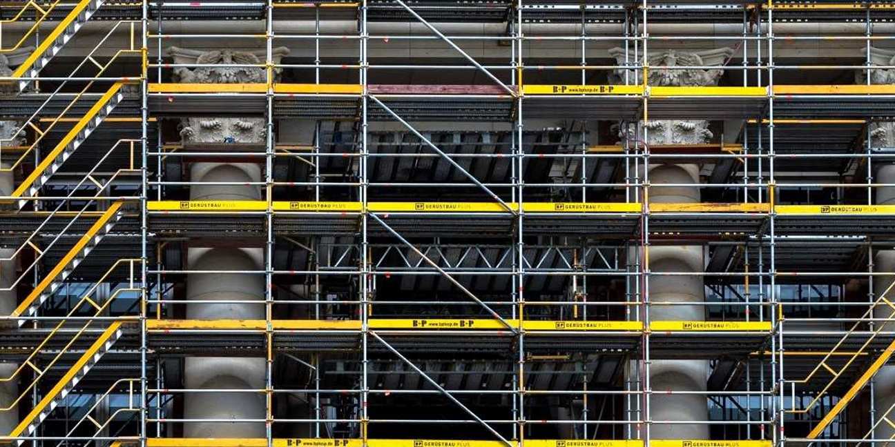 Foto von einem Gerüst vor einer Fassade mit Säulen