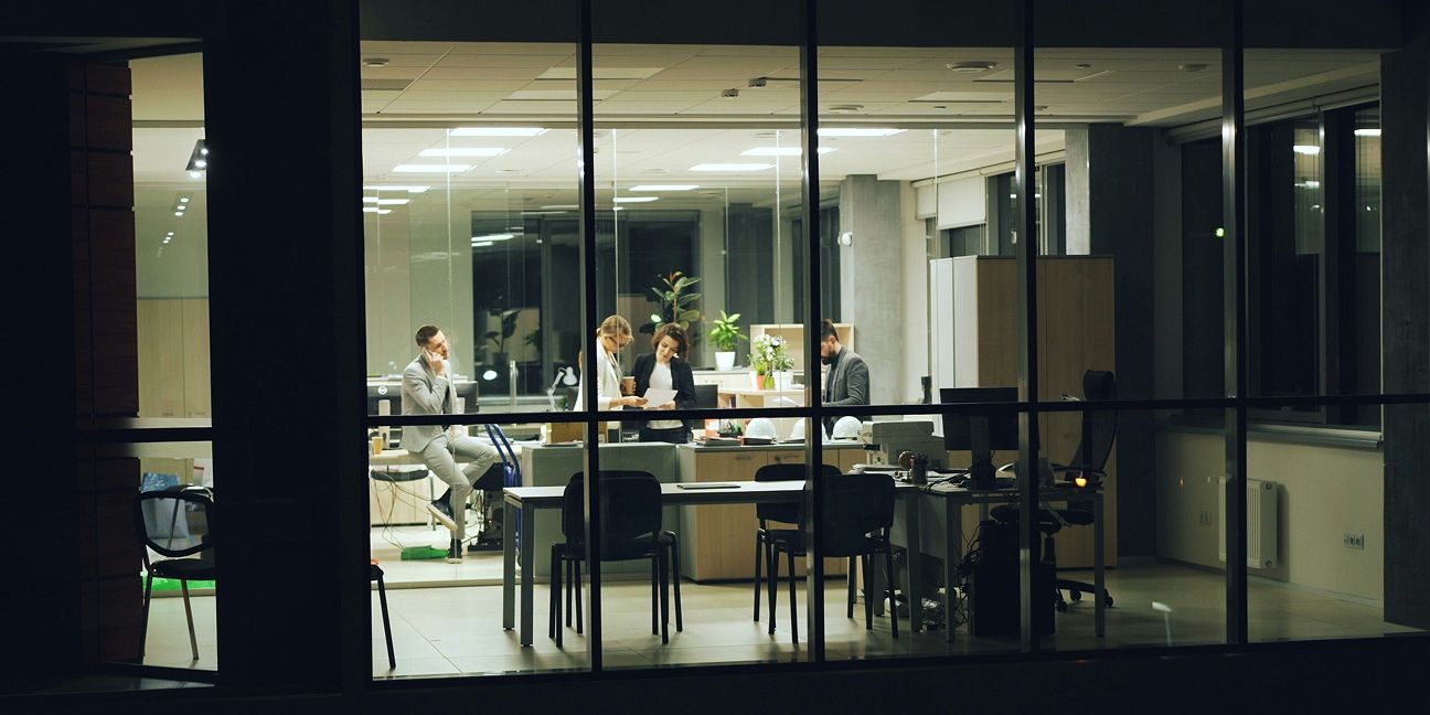 Dieses Bild zeigt eine Büro in der Dunkelheit und verdeutlicht das Thema Energiesparen in der Nacht