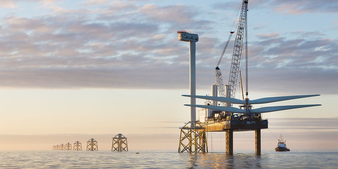 Erneuerbare Energien - eine Offshore Windanlage wird gebaut