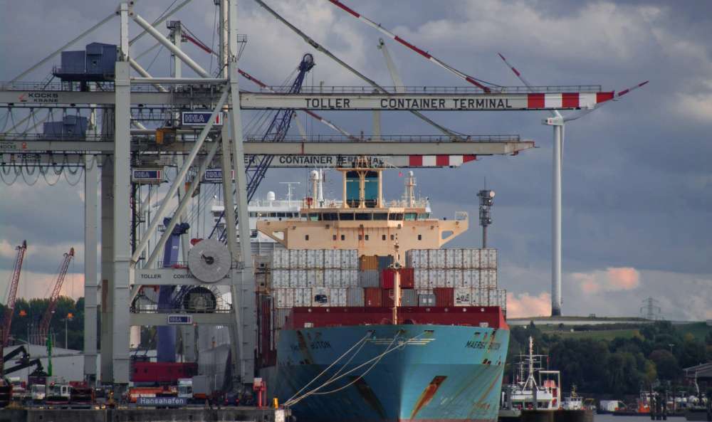 Diese Bild zeigt ein Schiff am Hafen von Hamburg und symbolisiert den Welthandel