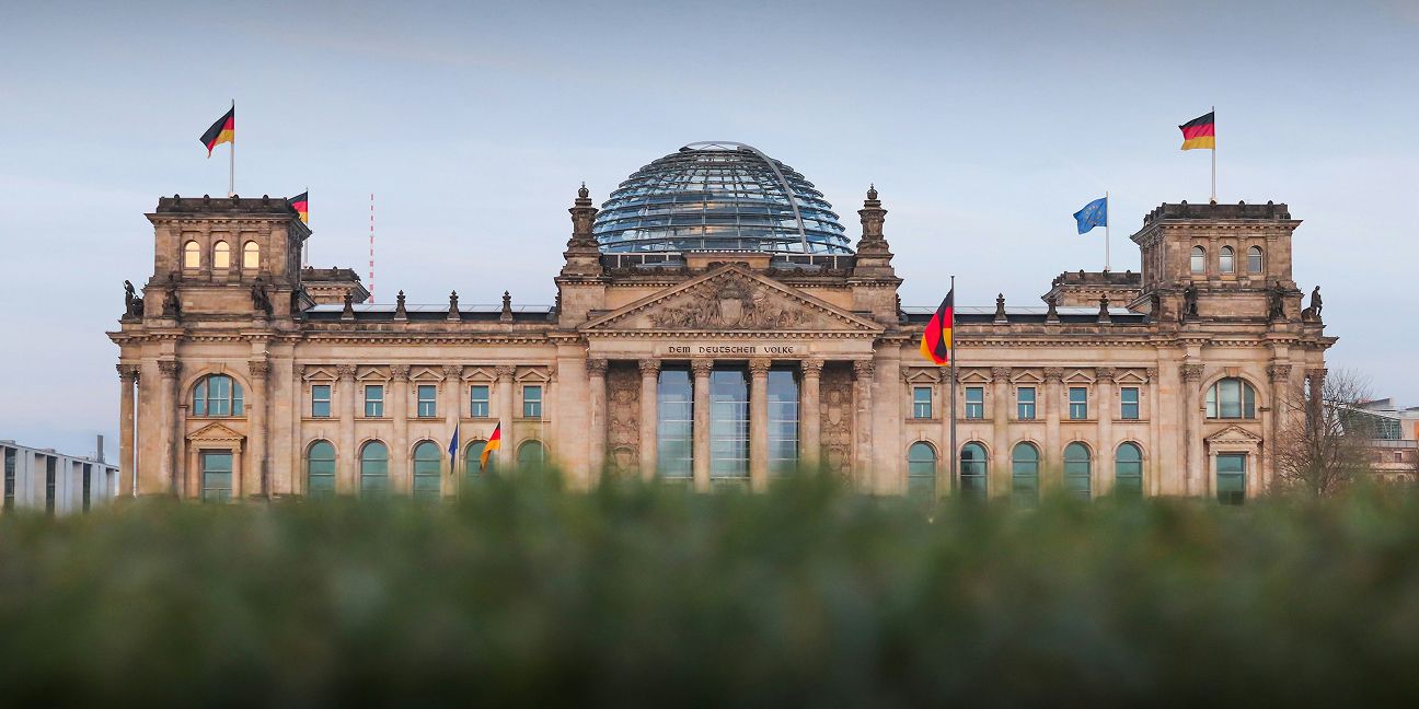 Dieses Bild zeigt den Bundestag und verdeutlicht das Thema Handelspolitik 2025: Folgen für Energiepreise und deutsche Unternehmen