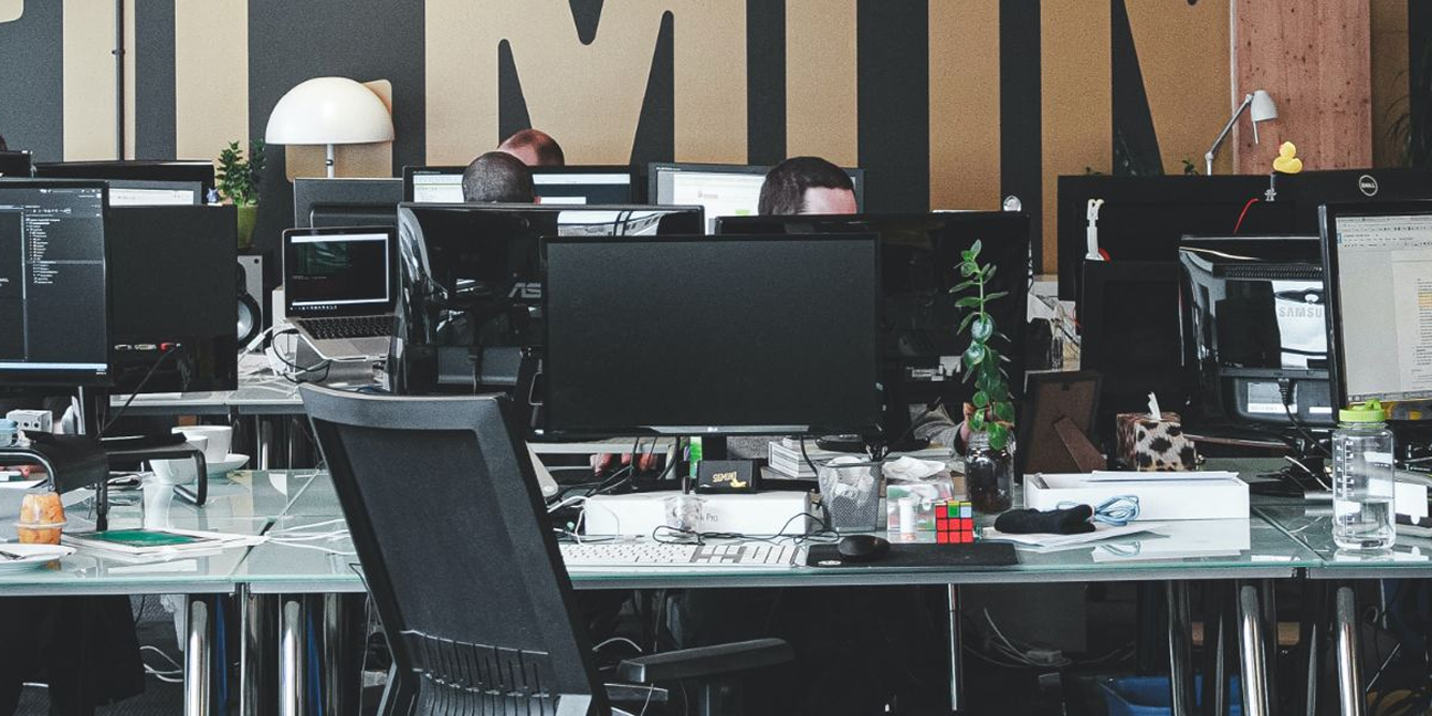 Foto von einem großen Schreibtisch mit technischem Equipment