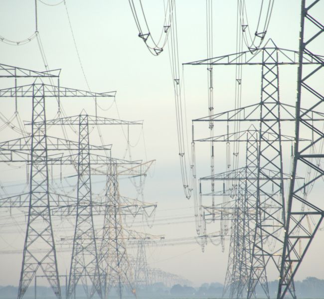 Dieses Bild zeigt Hochleitungsmasten und verdeutlicht das Thema Strompreisentwicklung 2025