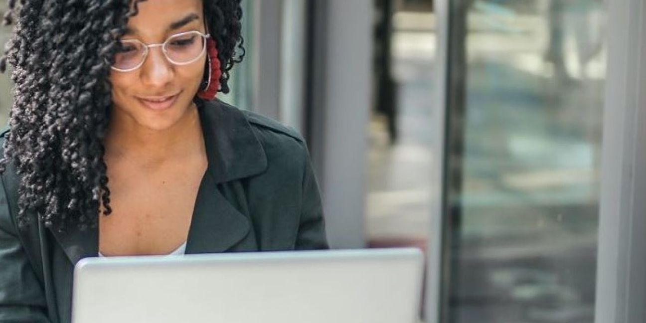 Dieses Bild zeigt eine Frau am Laptop und verdeutlicht das Thema Ist Gen Z zu anspruchsvoll?