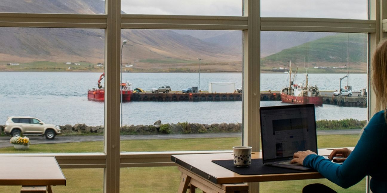 Dieses Bild zeigt eine Frau am Laptop und verdeutlicht das Thema Remote Work für Unternehmen und Mitarbeitende