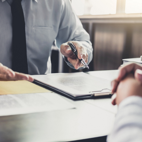 Nahaufnahme von einem Tisch mit Dokumenten