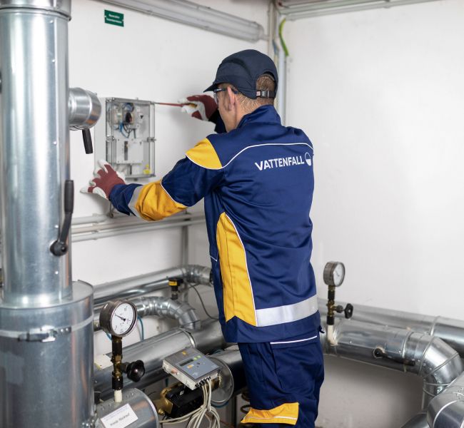 Dieses Bild zeigt den Einbau eines neuen Stromzählers und verdeutlicht das Thema Messstellenbetriebsgesetz