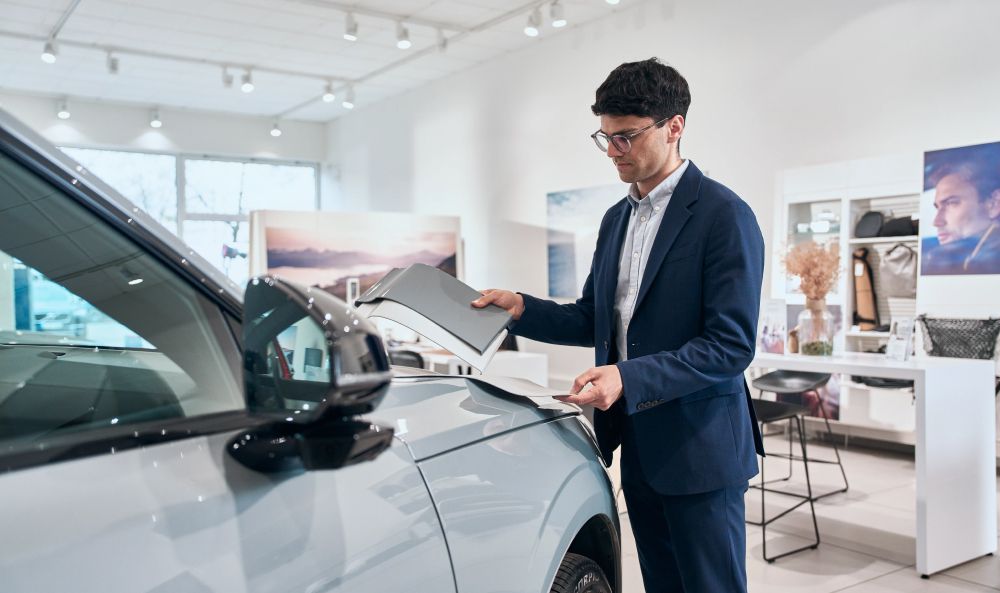 Dieses Bild zeigt einen Mitarbeitenden des Autohauses B&E Mobile