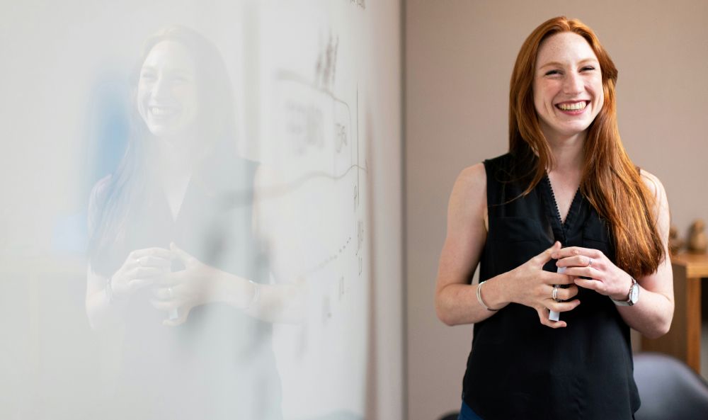 Ein Mann steht an einer Fräse im Unternehmen der Gebrüder Alexander Musikgeräte GmbH