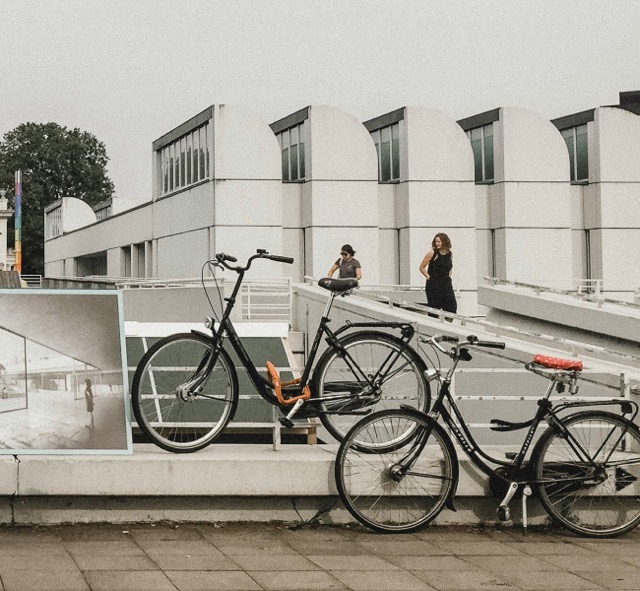 Dienstfahrrad: Zwei elegante Fährräder stehen am Wegrand