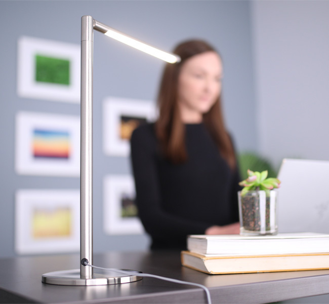 Frau am beleuchteten Schreibtisch