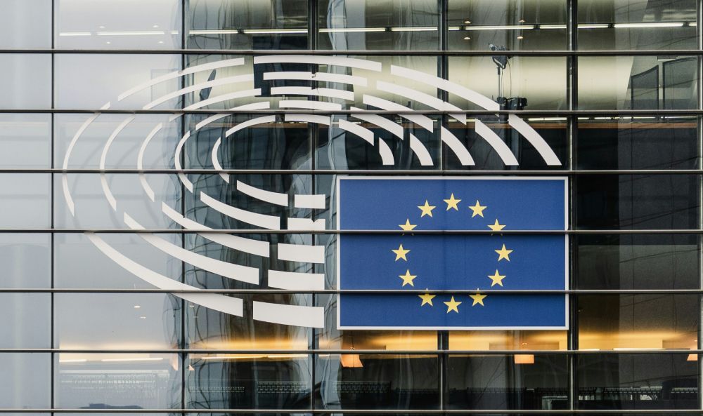 Dieses Bild zeigt die EU Flagge und verdeutlicht das Thema CO2 Bepreisung