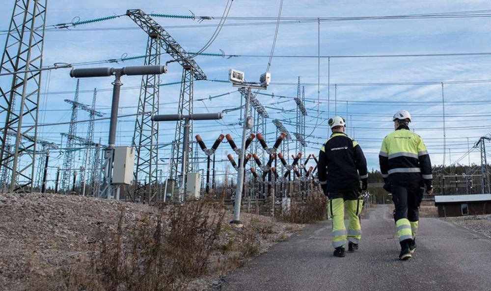 Foto von zwei Arbeitern an einem Umspannwerk