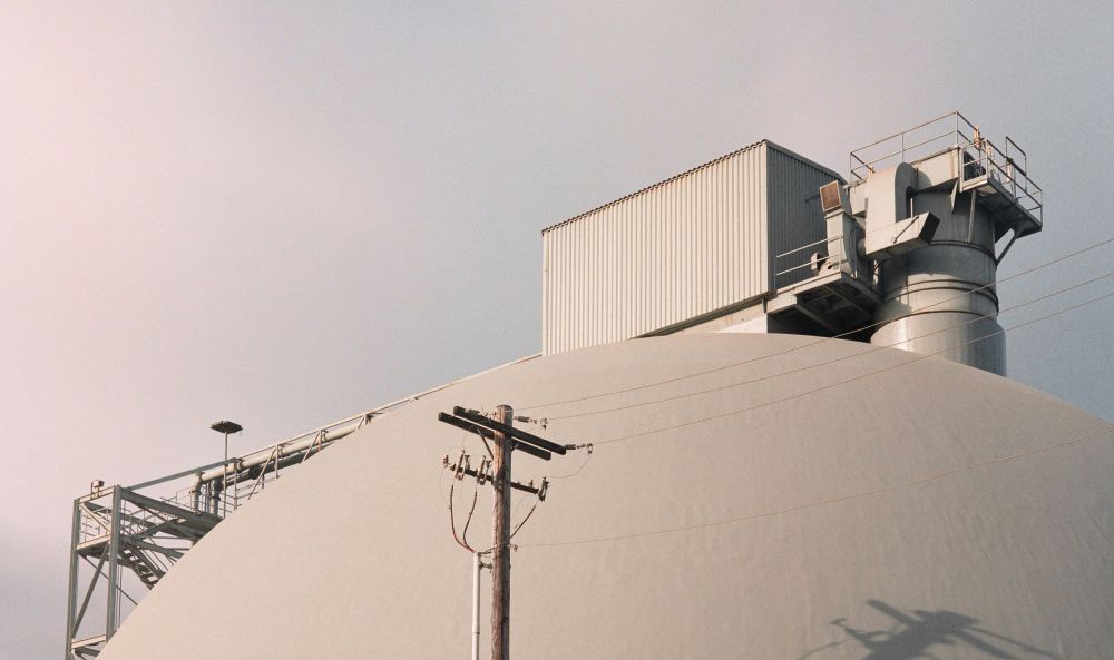 Dieses Bild zeigt eine Gaskugel und verdeutlicht das Thema Gasspeicherumlage