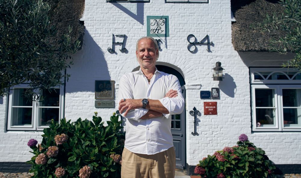 Ein Mann steht an einer Fräse im Unternehmen der Gebrüder Alexander Musikgeräte GmbH