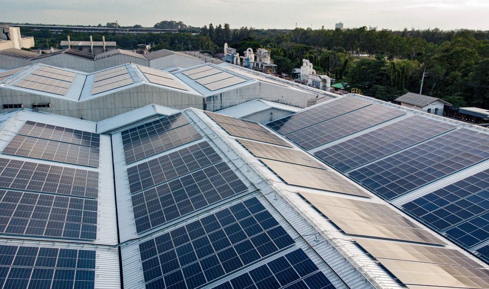 Dieses Bild zeigt eine Photovoltaikanlage auf Dächern und verdeutlicht da Thema Ertragsprognose: So wirtschaftlich ist Photovoltaik für Unternehmen