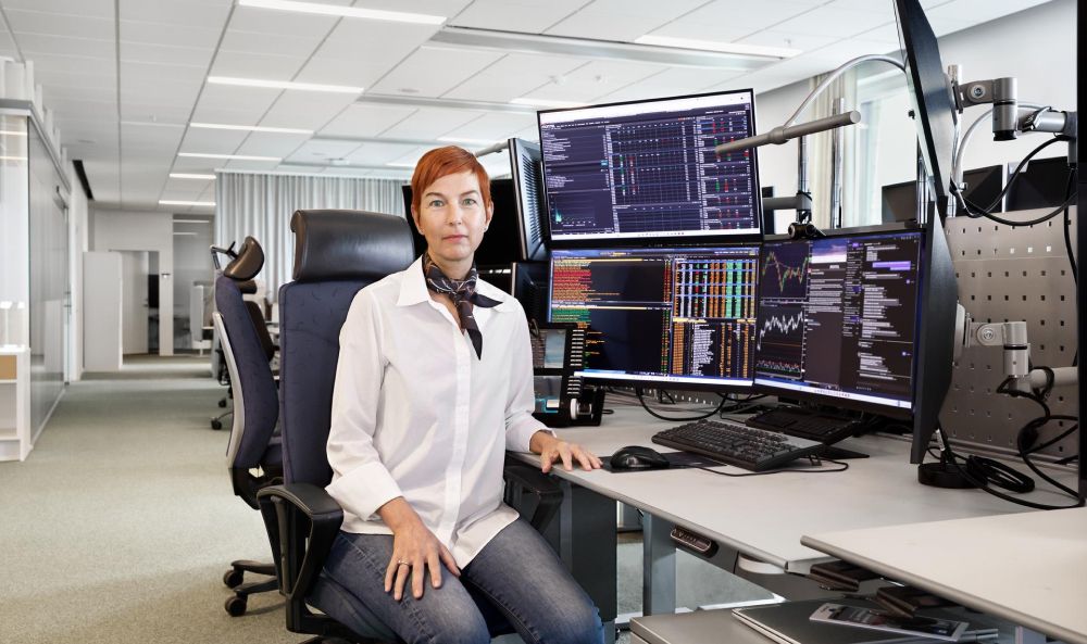 Dieses Bild zeigt eine Frau am Computer und verdeutlicht das Thema Strompreisentwicklung 2026