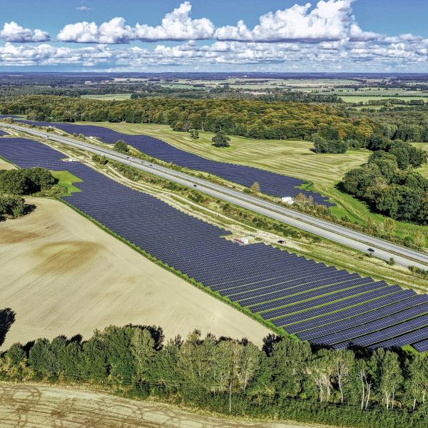 Dieses Bild  zeigt eine Landschaft mit Solarflächen als Einstimmung zum Thema Net Zero Unternehmen Netto Null Emissionen