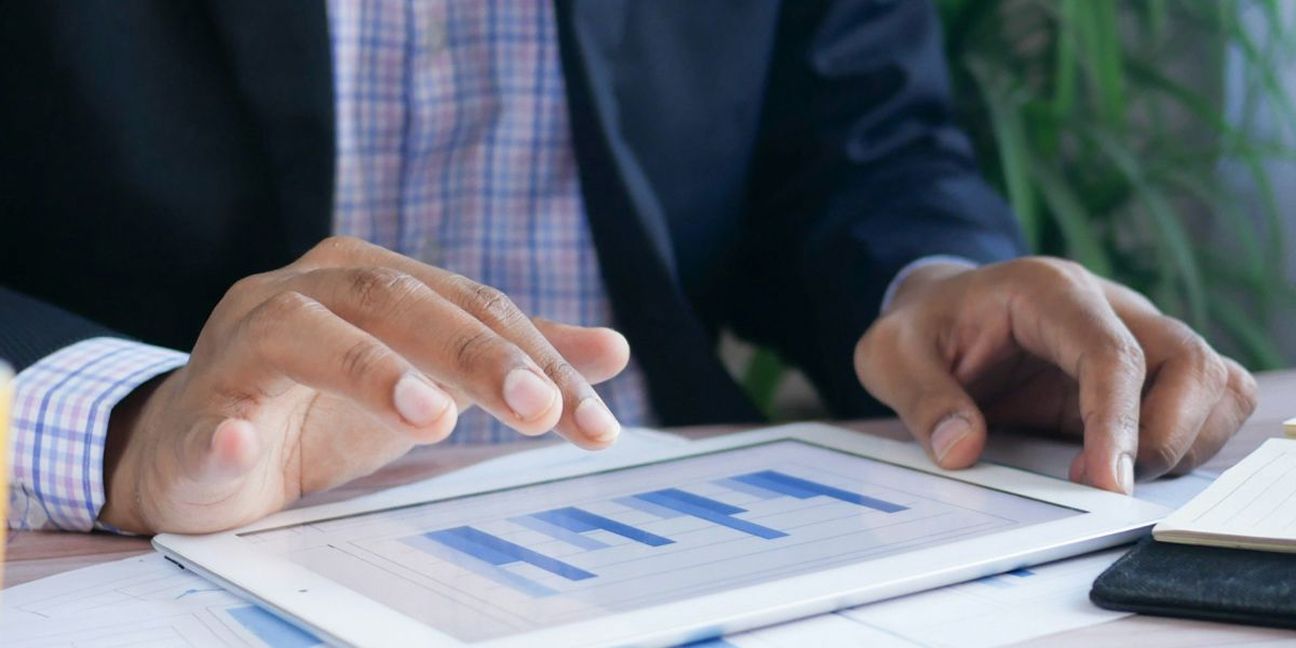 Dieses Bild zeigt, wie ein Tablet bedient wird und verdeutlicht das Thema Emissionsfaktoren